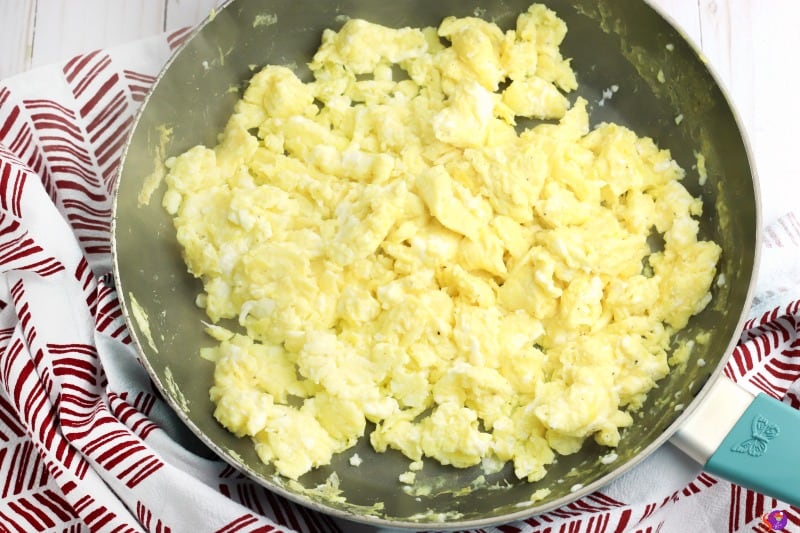 scramble eggs in fry pan