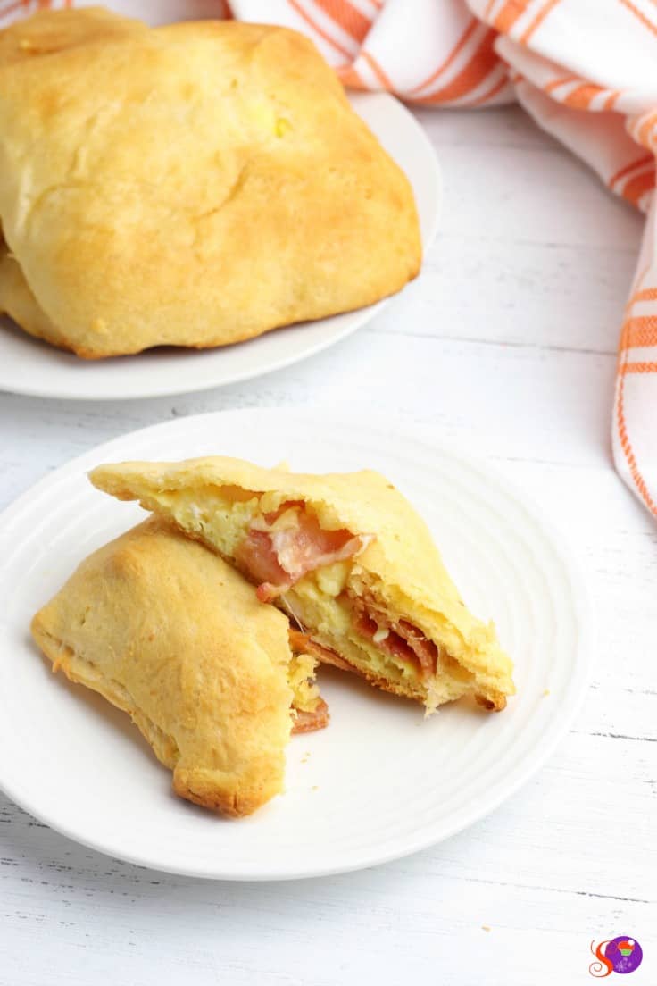 These insanely delicious Breakfast Pockets are stuffed with bacon, gooey melted Cheddar Jack cheese, and perfectly scrambled and seasoned egg. best of all, this Bacon, Egg and Cheese Breakfast Pocket recipe is easy! #breakfastrecipe #easybreakfastrecipe #recipe