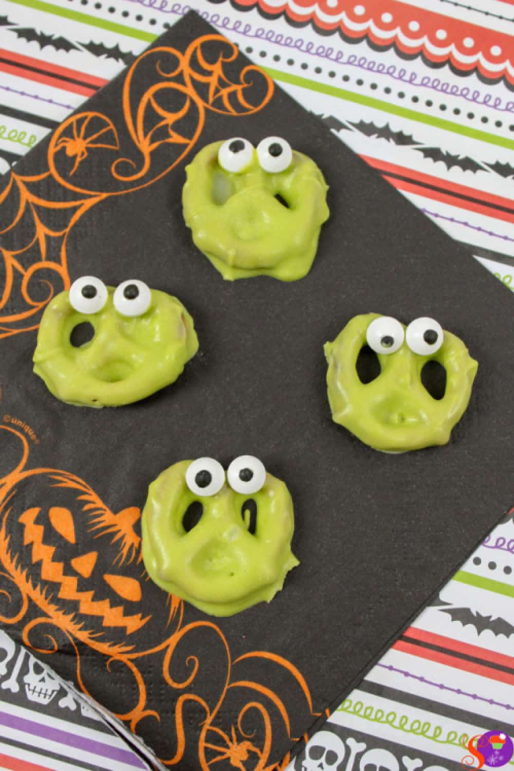 Silly Monster Pretzels are an easy Halloween treat recipe that's so easy, even the kids can help! #sweetandsavorymorsels #Halloween