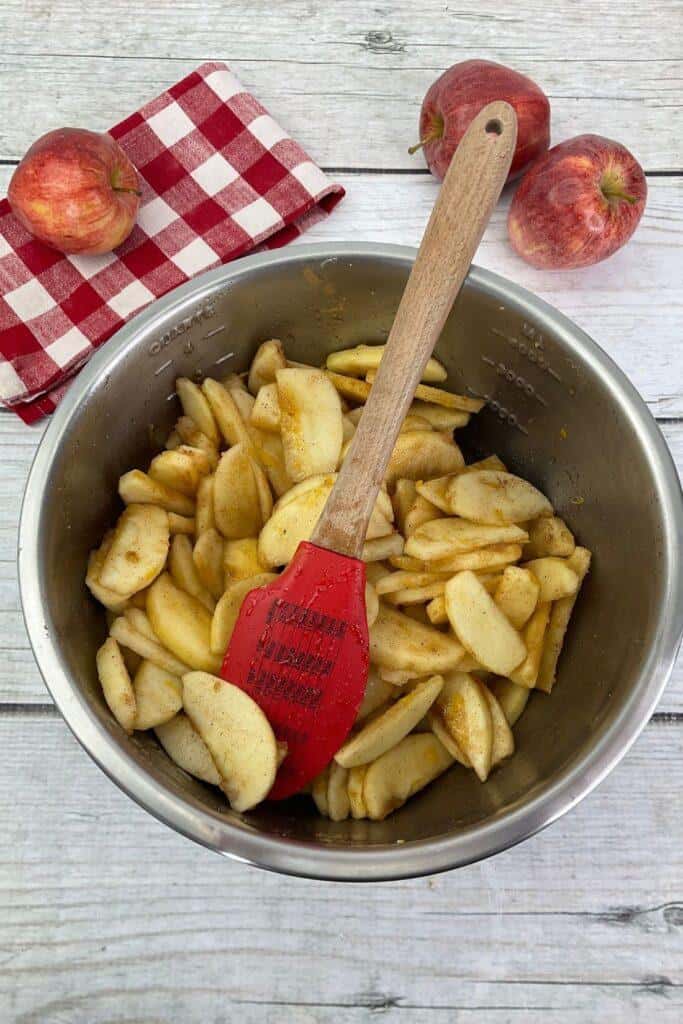 The combination of the warm, fragrant apples, and the crispy pastry creates a mouth-watering sensation that is both comforting and indulgent. The subtle sweetness of the apples is perfectly balanced by the crispy texture of the tortilla shell, creating a perfect harmony of flavor and texture. #applepietaquitos #CincodeMayo #taquitos #applepie