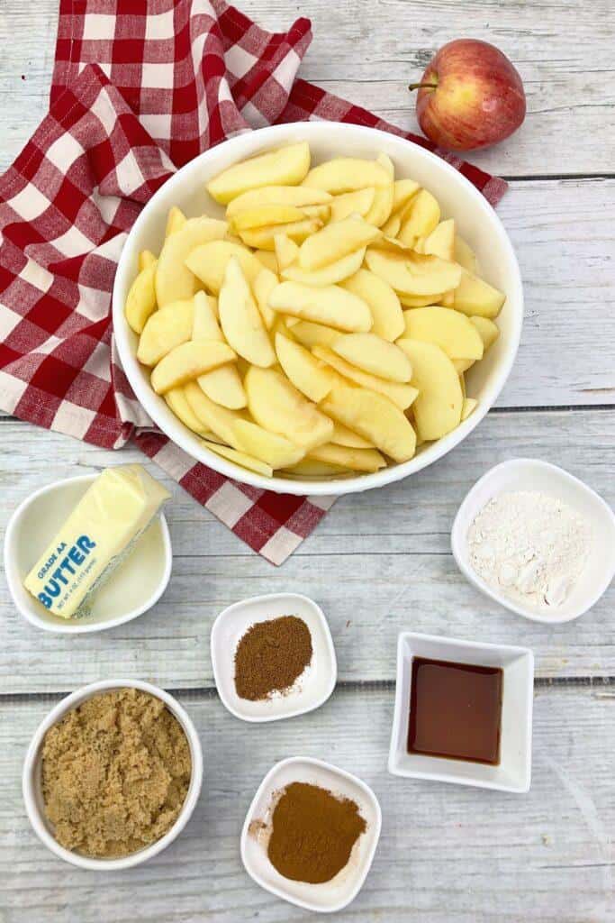 The combination of the warm, fragrant apples, and the crispy pastry creates a mouth-watering sensation that is both comforting and indulgent. The subtle sweetness of the apples is perfectly balanced by the crispy texture of the tortilla shell, creating a perfect harmony of flavor and texture. #applepietaquitos #CincodeMayo #taquitos #applepie