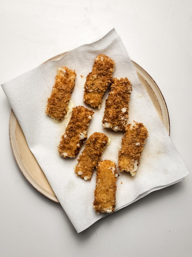 Copycat Chili’s Nashville Hot Mozzarella Sticks Recipe