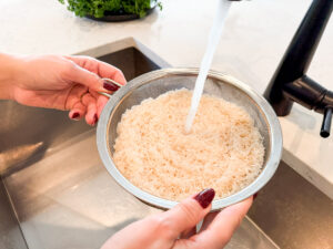 rinse rice in strainer